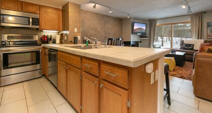 Claimjumper Retreat Townhome: Pool & Hot Tub, Walk to Town!
