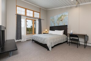 3 bedrooms, iron/ironing board, free WiFi, bed sheets - Claimjumper Retreat Townhome: Pool & Hot Tub, Walk to Town! (Breckenridge)