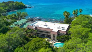 Ein Resort mit Pool, Strand und Meerblick.