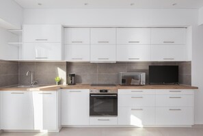 Geladeira, micro-ondas, fogão, cooktop