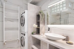 Chuveiro, produtos de toalete biodegradáveis, secador de cabelo 