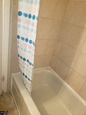 Serviettes fournies, papier toilette