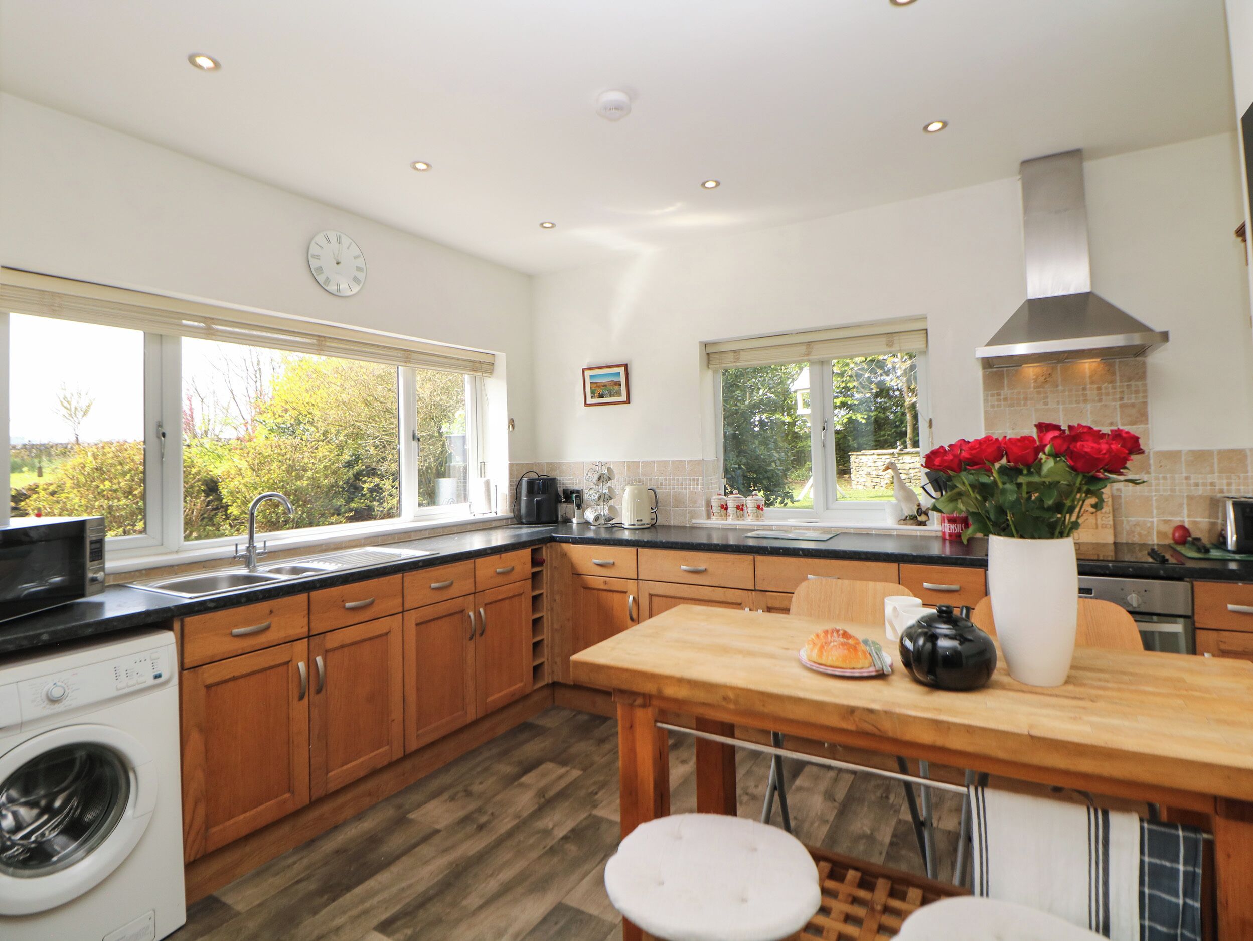 Stuga | Eget kök | Kylskåp, diskmaskin och grytor/köksredskap