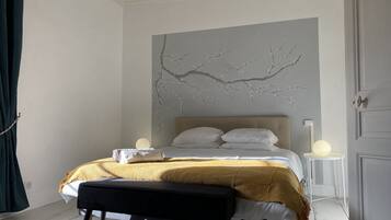 6 Schlafzimmer, Schreibtisch, Bügeleisen/Bügelbrett, Reisekinderbett