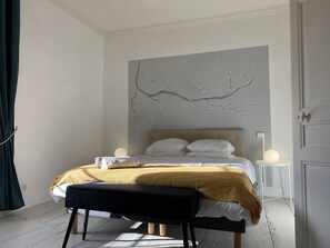 6 chambres, bureau, fer et planche à repasser, lit parapluie