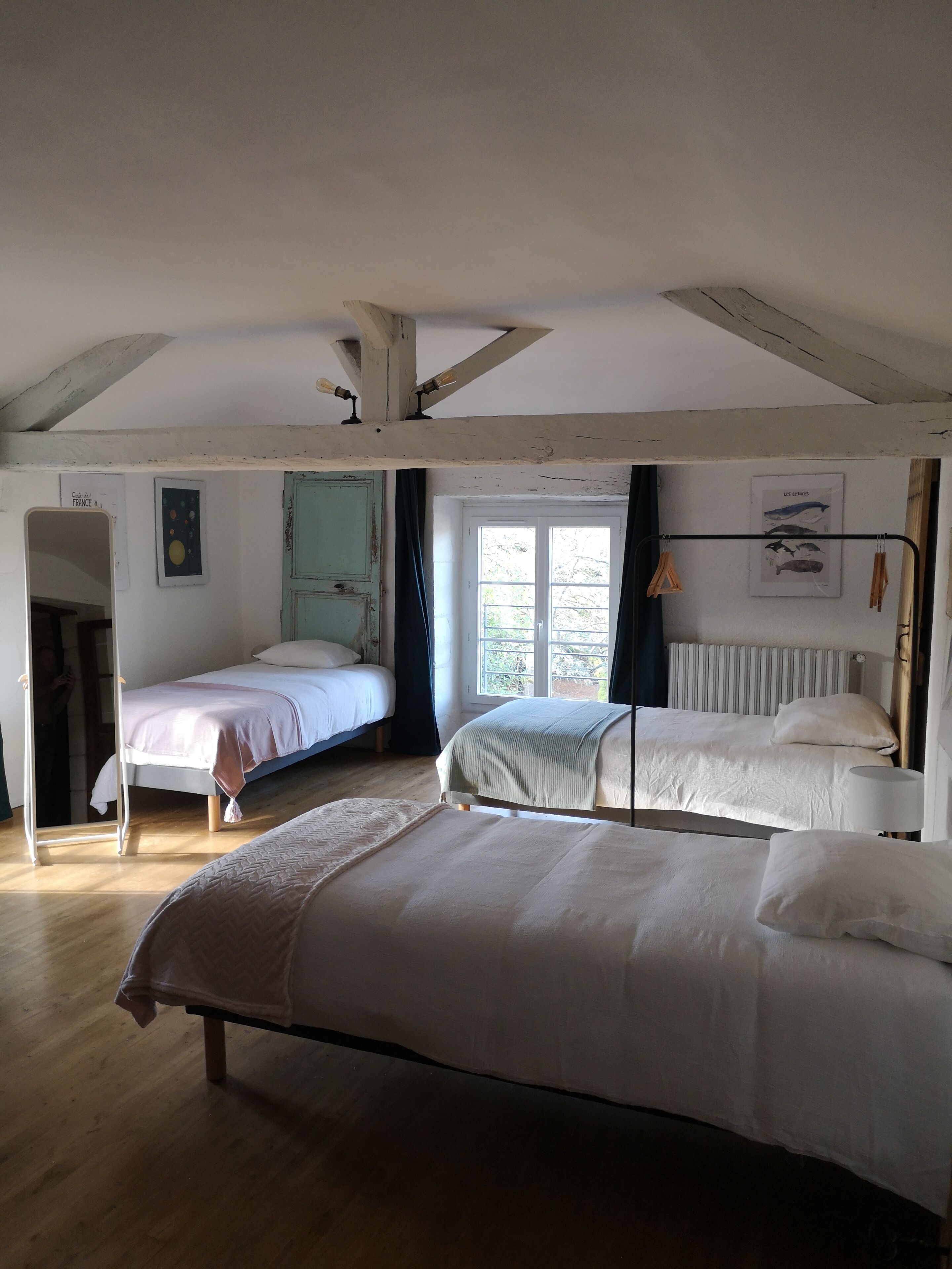 6 bedrooms, desk, iron/ironing board, travel crib