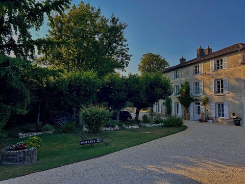 Maison 18e Siècle Avec son Parc au Bord de la Rivière à 5 Minutes du Futuroscope