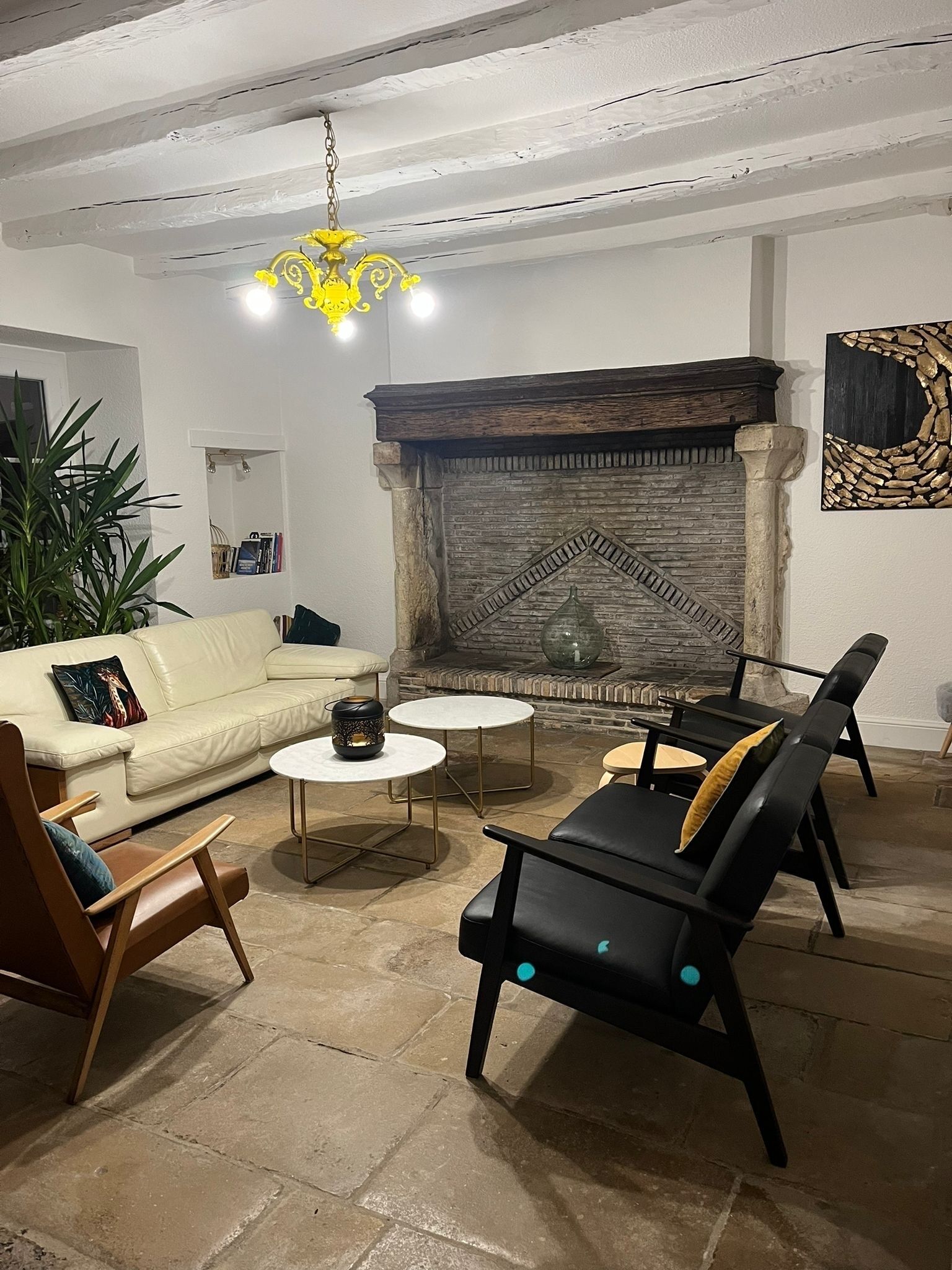 TV connectée, baby-foot, livres