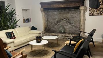 TV connectée, baby-foot, livres