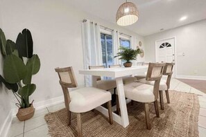 Dining - Lovely 3/2 Tampa Pool Home (Tampa)