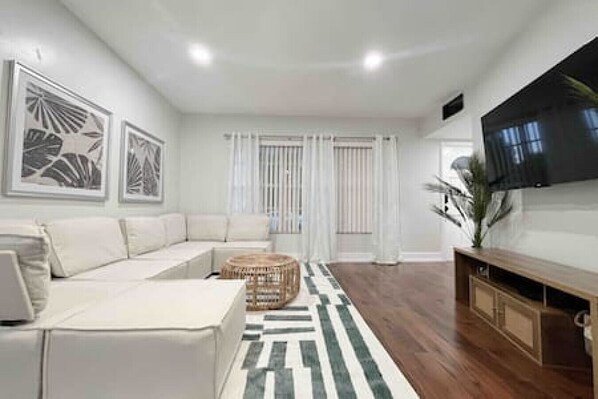 TV - Lovely 3/2 Tampa Pool Home (Tampa)