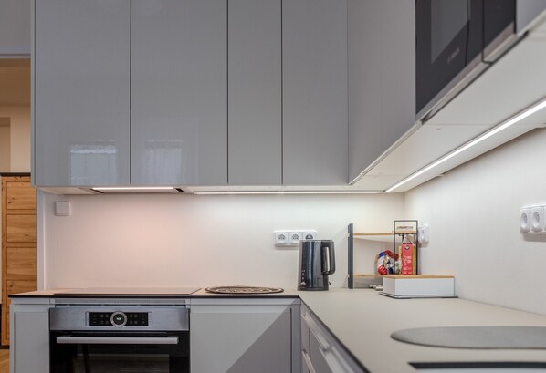 Mikrowelle, Ofen, Herdplatte, Geschirrspüler