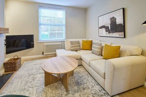 Televisión, chimenea y oficina 