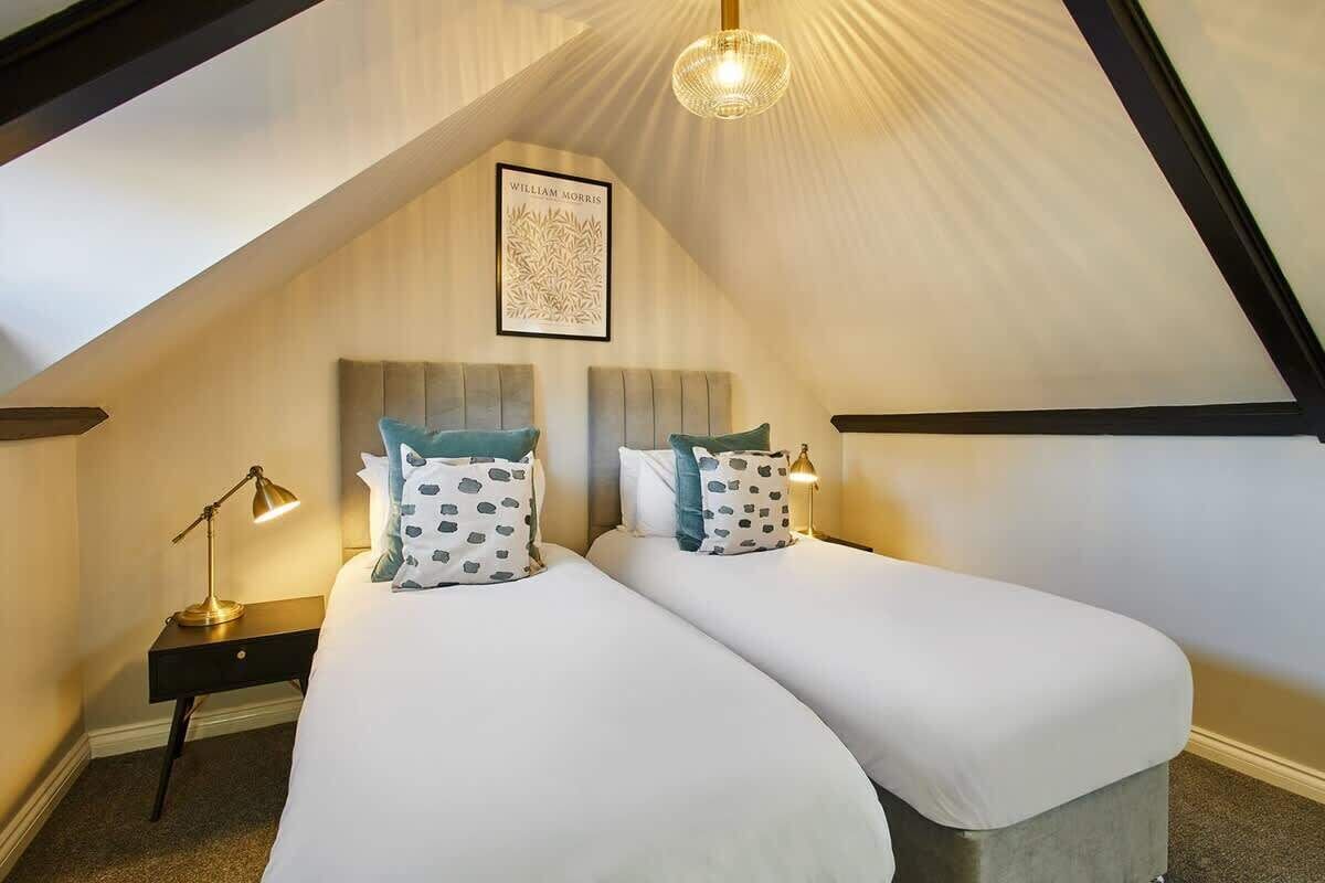 2 bedrooms, desk, iron/ironing board, WiFi