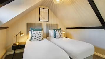 2 bedrooms, desk, iron/ironing board, WiFi