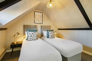 2 bedrooms, desk, iron/ironing board, bed sheets