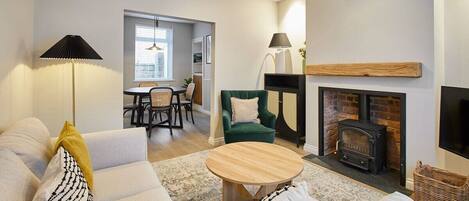 تلفزيون، مدفأة، مكتب