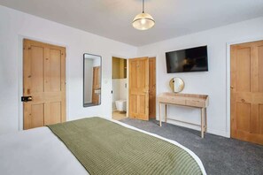 2 habitaciones, escritorio, tabla de planchar con plancha y wifi 