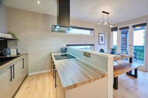 Geladeira, micro-ondas, fogão, cooktop