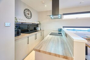 ثلاجة، ميكروويف، فرن، موقد طهي مسطح