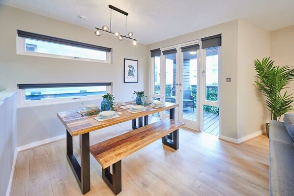 Dining - Host & Stay | Ropewalks Quarters VI (Liverpool)