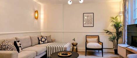 Una televisión, una oficina