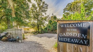 Ein Holzschild, das Besucher im Gadsden Hideaway willkommen heißt.
