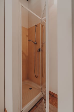 Séchoir à cheveux, bidet, serviettes fournies, savon