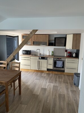 Fridge, microwave, stovetop, dishwasher - Helle Hübsche Ferienwohnung in in Ruhiger Lage von Altenburg (Altenburg)