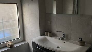 Een douche, een haardroger, handdoeken, zeep