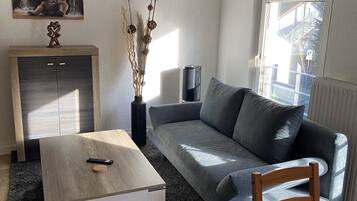 Een smart-tv en boeken