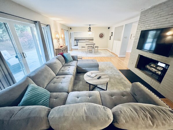 Living area - Spacious home, near medical center, Winchester (Winchester)