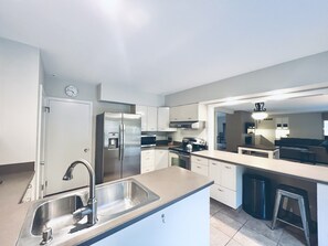 Private kitchen - Spacious home, near medical center, Winchester (Winchester)