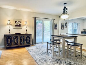 Dining - Spacious home, near medical center, Winchester (Winchester)