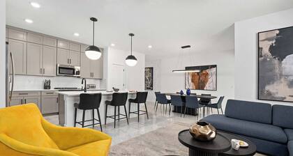 Betty's Bliss | Peaceful retreat w pool & high-end decor - near shopping & parks