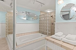 Shower, jetted bath, hair dryer, towels - Paradise Cove~ Waterfront Private Pool Home near Gulf (Marathon)