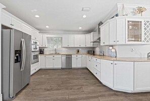 冷蔵庫、電子レンジ、オーブン、コンロ