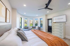 11 Schlafzimmer, Schreibtisch, Bügeleisen/Bügelbrett, Reisekinderbett