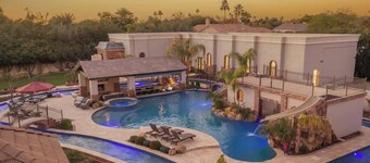 HÓZHÓ Luxe | Lazy River | Indoor Pickleball