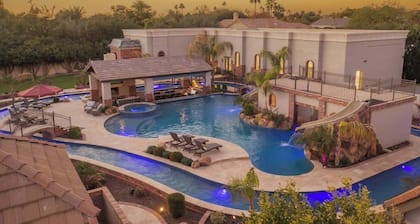 HÓZHÓ Luxe | Lazy River | Indoor Pickleball