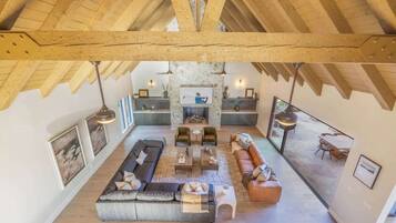 Televisión, chimenea y oficina