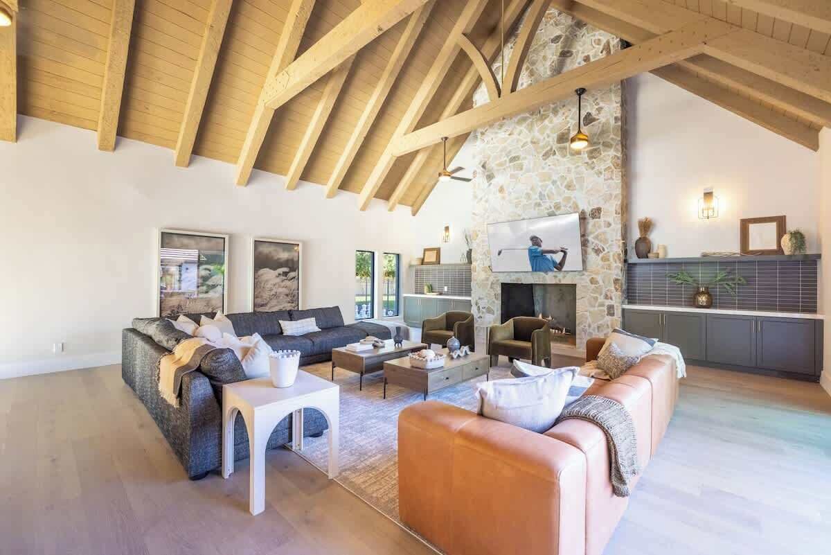 Televisión, chimenea y oficina 