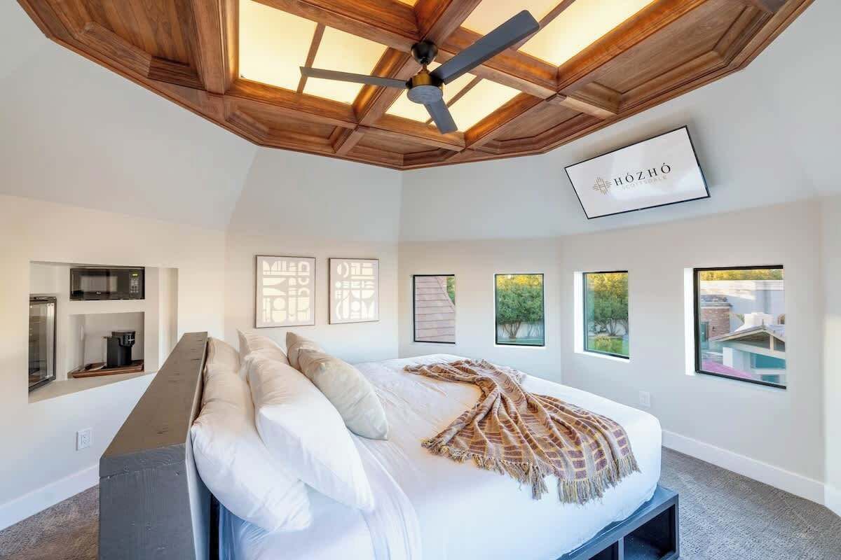 11 camere, una scrivania, ferro/asse da stiro, culla da viaggio