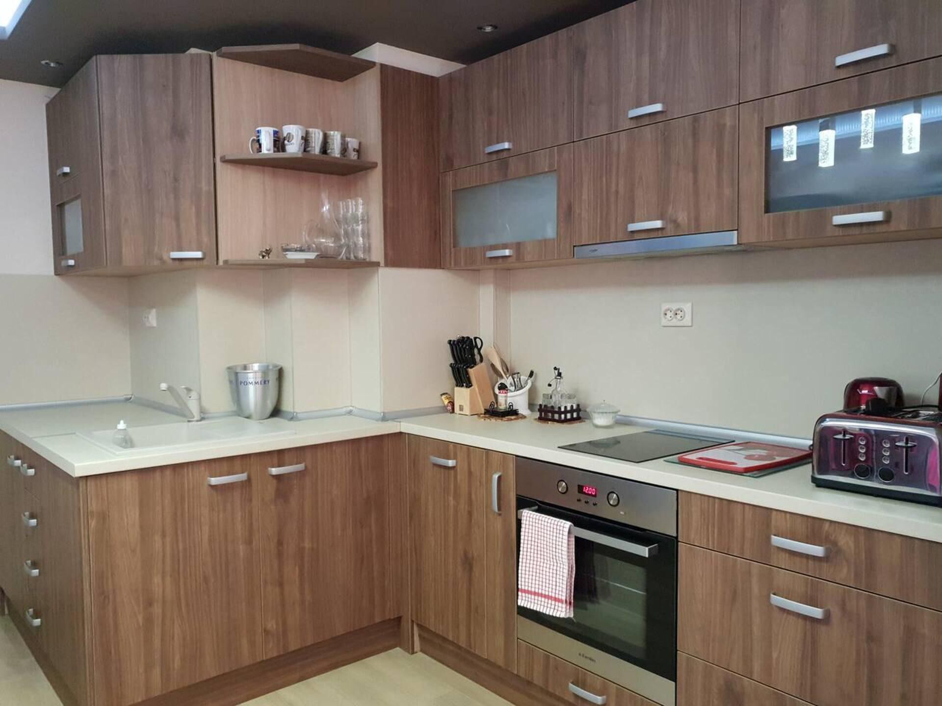 Departamento | Cocina privada | Refrigerador, microondas, horno y parrilla de estufa 