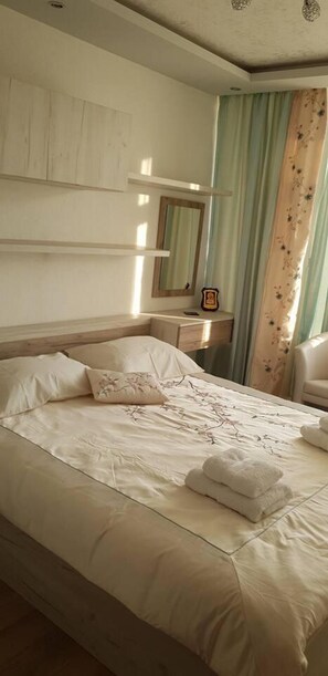 2 bedrooms, desk, iron/ironing board, free WiFi - 2-bed - Sleeps 4 - w Parking (Blagoevgrad)