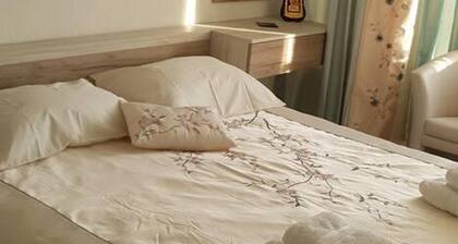 2-bed - Sleeps 4 - w Parking