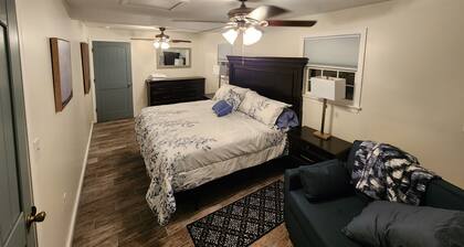 Cabin on the river. 300 feet of waterfront and fishing. Weiss lake 5 mins away.