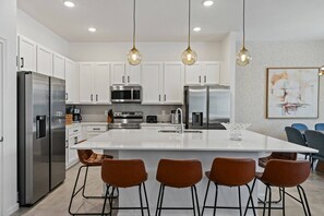 Microonde, lavastoviglie, seggiolone, pentole/stoviglie/utensili