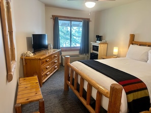 Standard Single Room, 1 Queen Bed, Lake View | Blackout drapes, iron/ironing board, free WiFi, bed sheets - Manhattan Beach Lodge (Crosslake)