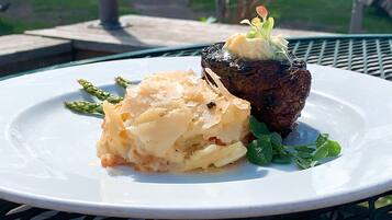 Een bord met steak en aardappelpuree.